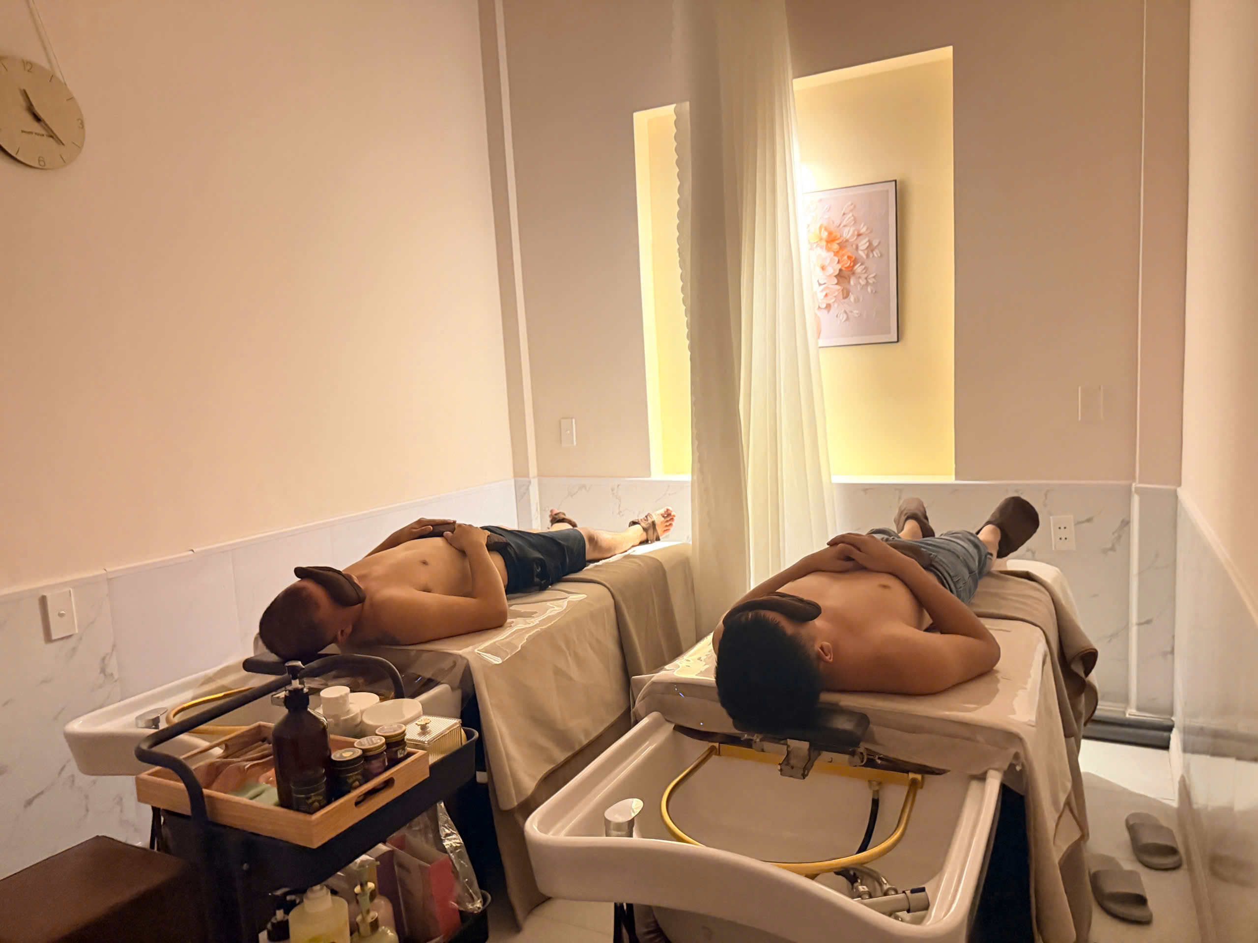 Khách thư giãn tại spa